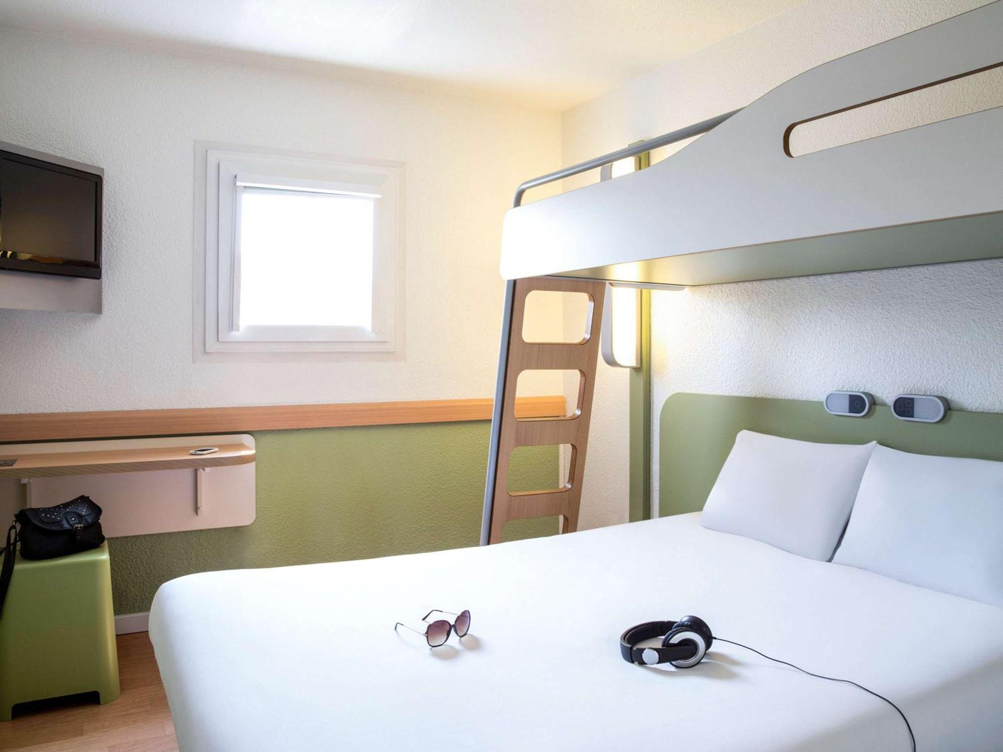 Ibis Budget Versailles Chateau Saint Cyr L'Ecole Exterior photo
